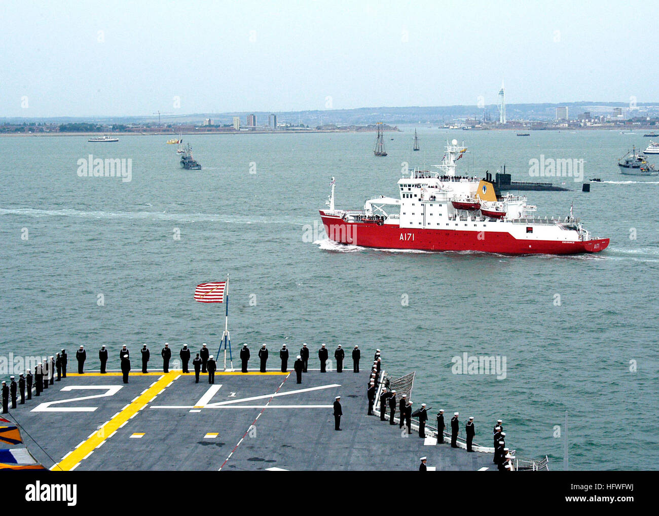 050628-N-0050M-001 Portsmouth, England (28. Juni 2005) Ð Segler zugewiesen der amphibischen Angriff Schiff USS Saipan (LHA-2), stehen stramm als HMS Endurance (A 171), trägt die Königin von England, geht vor ihr Schiff. Die Königin war an Bord Ausdauer, um einen Pass und Überprüfung der Teilnahme an der Feier zum 200. Jahrestag der Schlacht von Trafalgar Schiffe führen. US Navy Foto vom Fotografen der 1. Klasse Kimberly E. McDonald (freigegeben) Mate US 050628-N-0050M-001 Marineseeleute zugewiesen, die amphibische Schiff USS Saipan (LHA-2), stehen stramm als HMS Enduran Stockfoto