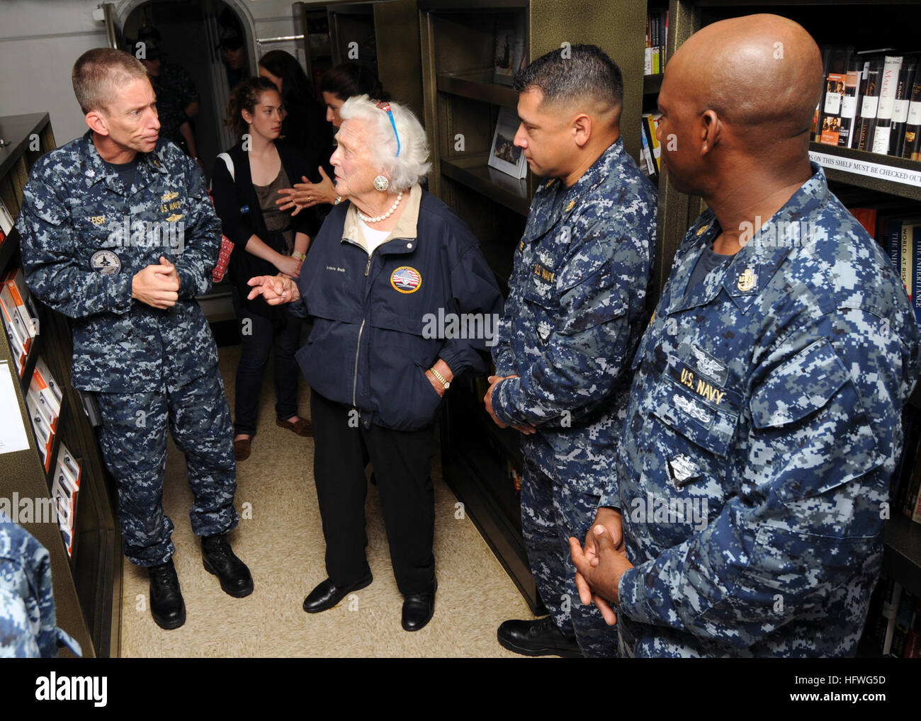 100715-N-5658B-014 Atlantik (15. Juli 2010) Befehl Kaplan CMdR Cameron Fish und ehemalige First Lady Barbara Bush tour des Schiffs Bibliothek an Bord des Flugzeugträgers George H.W. Bush (CVN-77). Die Bibliothek widmet sich der ehemalige Präsident der Tochter, der auch das Schiff Sponsor. Bush, verbrachten zusammen mit dem Schiff Namensvetter, George H.W. Bush, ihre Zeit an Bord Flugbetrieb beobachten, tourt das Schiff und besuchen mit der Crew. Der Flugzeugträger ist im Gange Durchführung von Ausbildung im Atlantischen Ozean. (Foto: U.S. Navy Mass Communication Specialist 2. Klasse Nathan A. Bailey / Stockfoto
