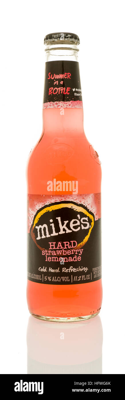 Winneconne, Wisconsin - 21. Dezember 2016: Flasche von Mike schwer Erdbeer Limonade auf einem isolierten Hintergrund. Stockfoto