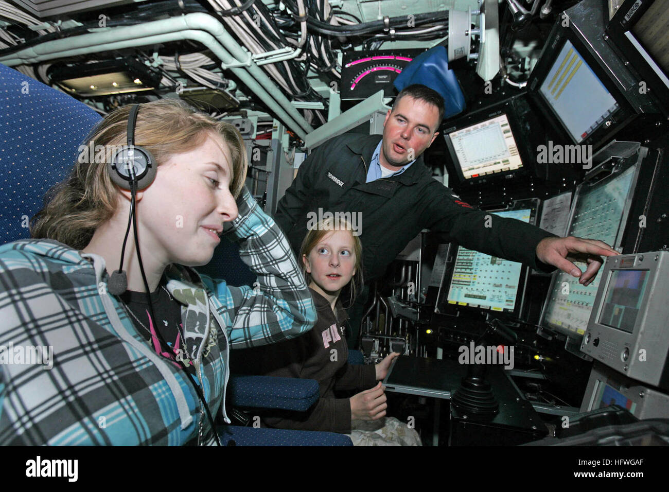 081022-N-7441H-003 KITTERY, Maine (22. Oktober 2008) Sonar Techniker 1. Klasse Billy Trowbridge weist darauf hin einige Features des Kontrollraums der Pre-Commissioning Einheit USS New Hampshire (SSN-778), Elizabeth Godin, links, und Elizabeth Palczynski bei einer Führung durch das u-Boot-Zeit bei Portsmouth Naval Shipyard (PNS). Godin und Palczynski sind zwei verschiedene Schüler von Garrison Elementary School in Dover, NH, wer eine Brief-Kampagne im Jahr 2004, die Marine, ein u-Boot der Virginia-Klasse nach ihrem Zustand zu benennen zu bewegen begann. New Hampshire wird Samstag, 25 Oktober Durin in Betrieb genommen werden Stockfoto
