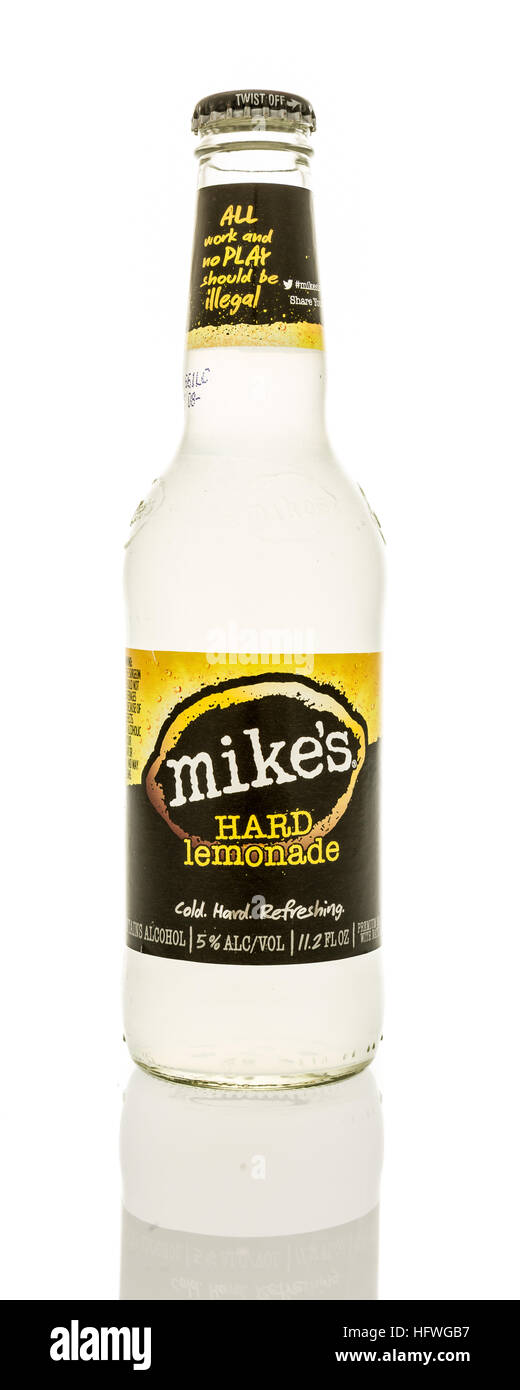 Winneconne, Wisconsin - 21. Dezember 2016: Flasche von Mike es hard Lemonade mit einem aktualisierten Logo auf einem isolierten Hintergrund. Stockfoto