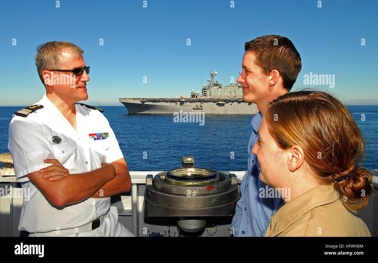 081106-N-1786N-049 Pazifik (6. November 2008) Capitaine de Corvette Luc Seiten, befehlshabender Offizier, französische Fregatte, F.S Prairial, spricht mit Operations Specialist 3. Klasse Thomas Bauer und ens Whitney Alvardo, Crew-Mitglieder aus dem amphibischen Angriff Schiff USS Tarawa (LHA-1), während einer Tour an Bord der F.S Prairial. Die französische Marine Fregatte war die Teilnahme an einem vorbeifahrenden Übung (PASSEX) vor der Küste des südlichen Kalifornien Nach dem ziehen entlang Seite Tarawa nahmen die Schiffe in einem Austausch von Besatzungsmitgliedern zwischen Tarawa und Prairial sowie Flagge hissen Bohrer, blinkende Lichter und vertikal Stockfoto