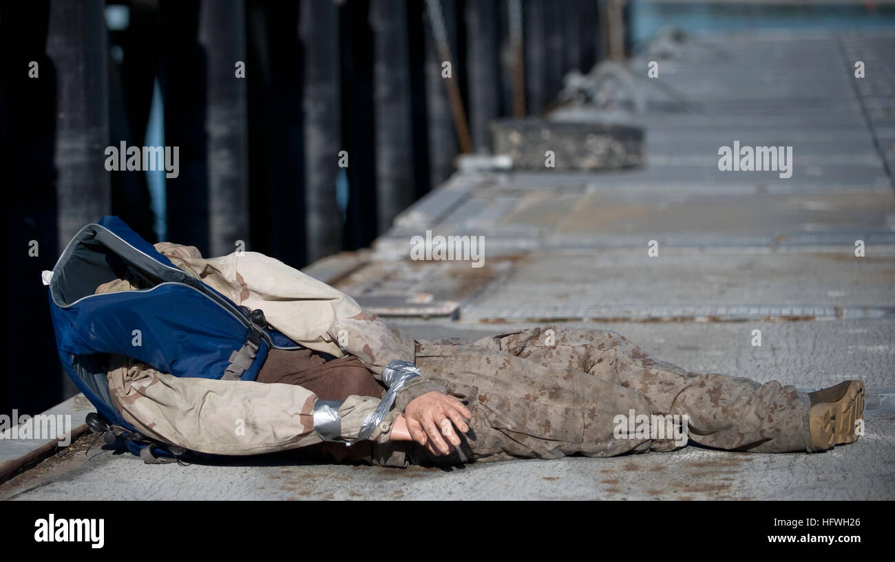 081107-N-6932B-009 SAN DIEGO (7. November 2008) Besatzungsmitglieder der Boat Division 56, eine Ablösung des maritimen Expeditionary Sicherheit Squadron (MESRON) 1 führen Mann über Bord Bohrer, erfordern Zusammenhalt zwischen Bootsmannschaften, Kommunikation Personal und strikte Einhaltung der Verfahren, um schnelle und sichere Wiederherstellung Trainingshilfen zur Simulation der tatsächlichen Zwischenfälle auf See zu gewährleisten. Das Geschwader, bestehend aus Navy und Coast Guard Reserve Einheiten aus allen Teilen der Vereinigten Staaten trafen sich in San Diego im September zur Vorbereitung der Bereitstellung kritischer Küsten- und küstennahen Gebieten des Irak und Kuwait seewärtigen Sur bietet Stockfoto