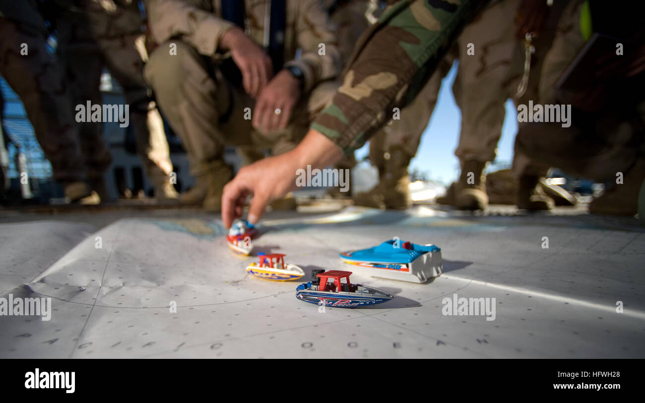 081107-N-6932B-033 SAN DIEGO (7. November 2008) zur Vorbereitung auf jede Mission Besatzungsmitglieder der Boot Division 56, Schriftsätze eine Abordnung der maritimen Expeditionary Sicherheit Squadron (MESRON) 1 Verhalten Sicherheit. Das Geschwader, bestehend aus Navy und Coast Guard Reserve Einheiten aus allen Teilen der Vereinigten Staaten trafen sich in San Diego im September zur Vorbereitung der Bereitstellung kritischer Küsten- und küstennahen Gebieten des Irak und Kuwait bietet seewärtigen Überwachung und Sicherheitskräfte in küstennahe Gebiete und Häfen.   (Foto: U.S. Navy Mass Communication Specialist 1. Klasse R. Jason Brunson/freigegeben) US Navy 0811 Stockfoto