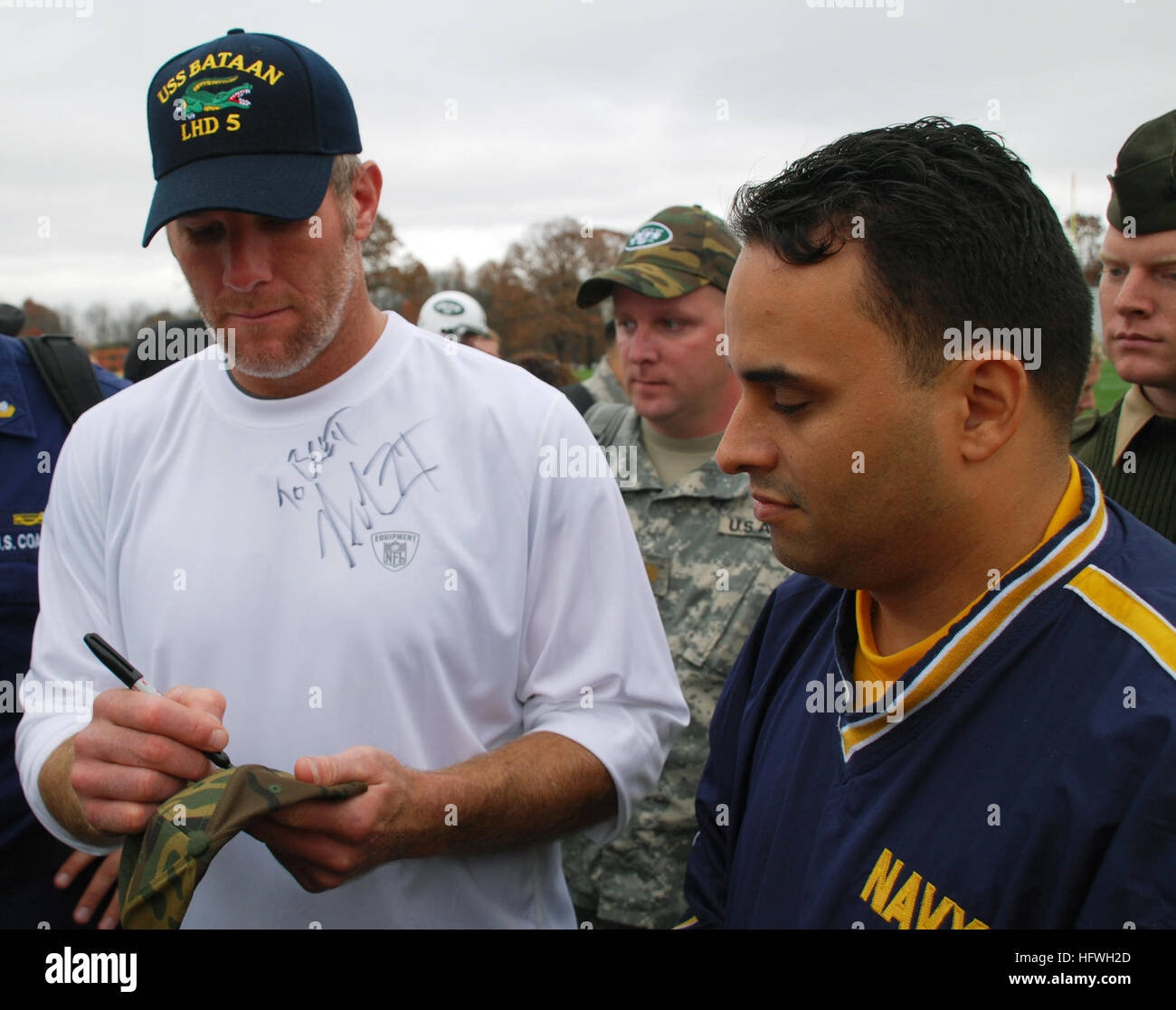 081107-N-2022D-033 N.J (7. November 2008) New York Jets Quarterback Brett Favre dauert nach dem Team Praxis in Florham Park, um sich ein Autogramm für Lagerhalter 1. Klasse Louis Lopez, einem Personalvermittler zugewiesen, Navy Recruiting Bezirk New York. Die Jets eingeladen Soldat innen der Praxis als Teil ihrer militärischen Wertschätzung-Wochenende. (Foto: U.S. Navy Chief Masse Kommunikation Spezialist Eric Durie/freigegeben) US Navy 081107-N-2022D-033 New York Jets Quarterback Brett Favre dauert nach dem Team Praxis in Florham Park, um sich ein Autogramm für Lagerhalter 1. Klasse Louis Lopez, Stockfoto