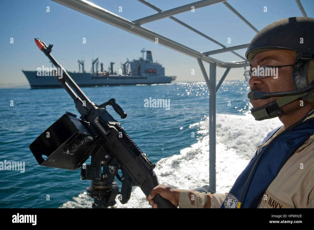 081107-N-6932B-203 SAN DIEGO (7. November 2008) Lokomotiv-2. Klasse Kpaku Palay zugewiesen Boot Division 56, eine Ablösung des maritimen Expeditionary Sicherheit Squadron (MESRON) 1, dient als achtern Suche während einer simulierten Escort hochwertige Anlage USNS Henry J. Kaiser (T-AO 187) Transit-Bucht von San Diego. Das Geschwader, bestehend aus Navy und Coast Guard Reserve Einheiten aus allen Teilen der Vereinigten Staaten trafen sich in San Diego im September zur Vorbereitung der Bereitstellung kritischer Küsten- und küstennahen Gebieten des Irak und Kuwait bietet seewärtigen Überwachung und Sicherheitskräfte in küstennahe Gebiete und Häfen. Stockfoto