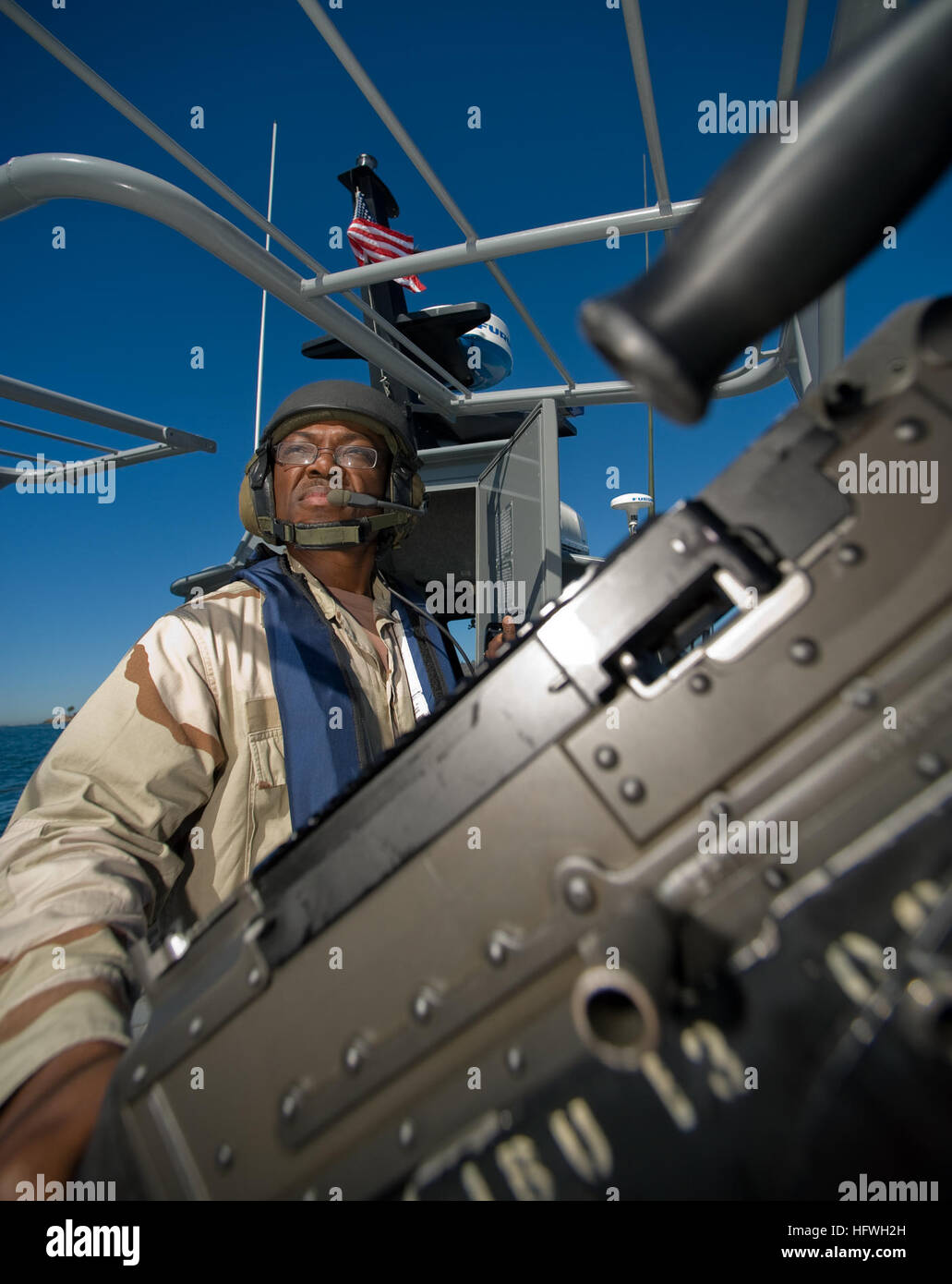 081107-N-6932B-236 SAN DIEGO (7. November 2008) Lokomotiv-2. Klasse Kpaku Palay zugewiesen Boot Division 56, eine Ablösung des maritimen Expeditionary Sicherheit Squadron (MESRON) 1, dient als achtern Suche während einer simulierten Escort hochwertige Anlage USNS Henry J. Kaiser (T-AO 187) Transit-Bucht von San Diego. Das Geschwader, bestehend aus Navy und Coast Guard Reserve Einheiten aus allen Teilen der Vereinigten Staaten trafen sich in San Diego im September zur Vorbereitung der Bereitstellung kritischer Küsten- und küstennahen Gebieten des Irak und Kuwait bietet seewärtigen Überwachung und Sicherheitskräfte in küstennahe Gebiete und Häfen. Stockfoto