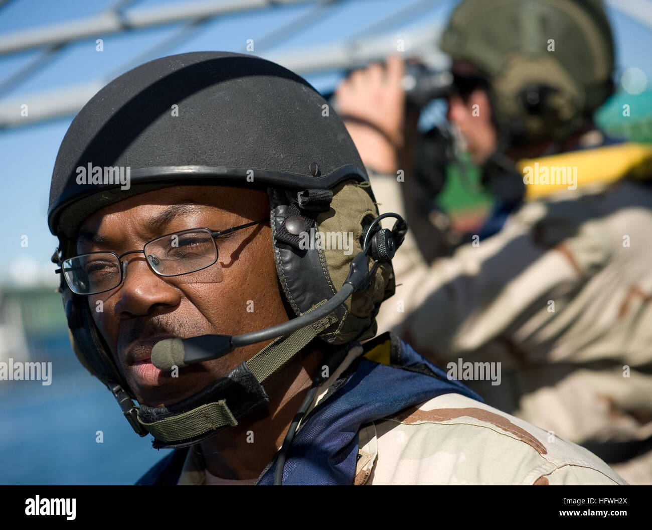 081107-N-6932B-396 SAN DIEGO (7. November 2008) Lokomotiv-2. Klasse Kpaku Palay zugewiesen Boot Division 56, eine Ablösung des maritimen Expeditionary Sicherheit Squadron (MESRON) 1, Relais Oberfläche Kontaktinformationen an seiner Patrouille Führer während einer simulierten Escort hochwertige Anlage Transit San Diego Bay. Das Geschwader, bestehend aus Navy und Coast Guard Reserve Einheiten aus allen Teilen der Vereinigten Staaten trafen sich in San Diego im September zur Vorbereitung der Bereitstellung kritischer Küsten- und küstennahen Gebieten des Irak und Kuwait bietet seewärtigen Überwachung und Sicherheitskräfte in küstennahe Gebiete und Häfen. Stockfoto