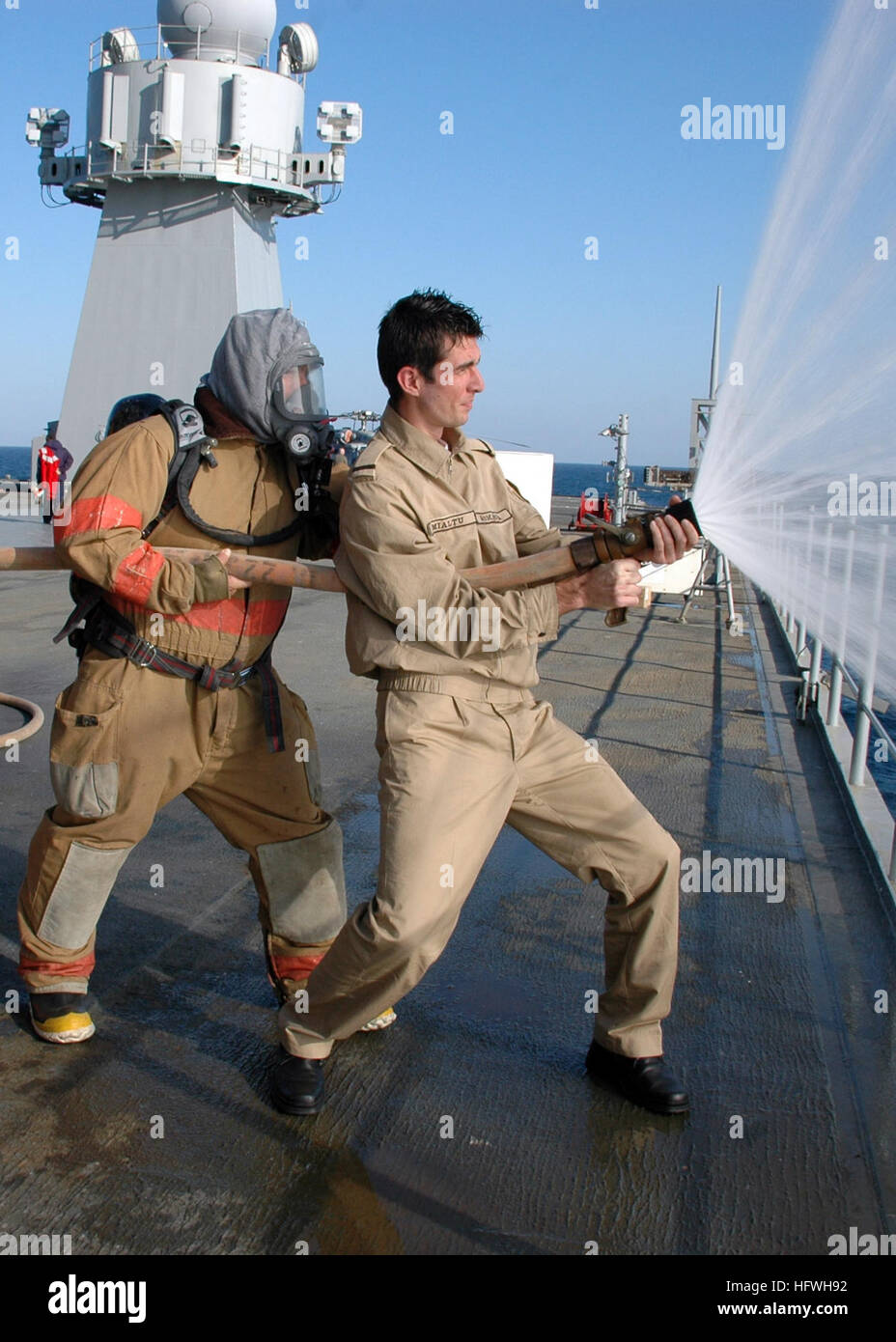 081113-N-1655H-002 Schwarzes Meer (Noc. 13, 2008) rumänische Marine Petty Officer 2. Klasse Valentin Mialtu übt eine Fog-Spray während der Schadensbegrenzung Ausbildung an Bord des Schiffes amphibische Kommando USS Mount Whitney (LCC/GBA 20). Siebzig Vertreter aus Aserbaidschan, Bulgarien, Estland, Georgien, Griechenland, Lettland, Litauen, Polen, Rumänien und der Ukraine sind an Bord Mount Whitney für die 2. jährlichen Schwarzmeer Partnerschaft Cruise, ein Ereignis auf Erhöhung der Interoperabilität und Verbesserung der maritimen Sicherheit unter Schwarzen Meer Nationen konzentriert. (Foto: U.S. Navy Mass Communication Specialist 2. Klasse David H Stockfoto