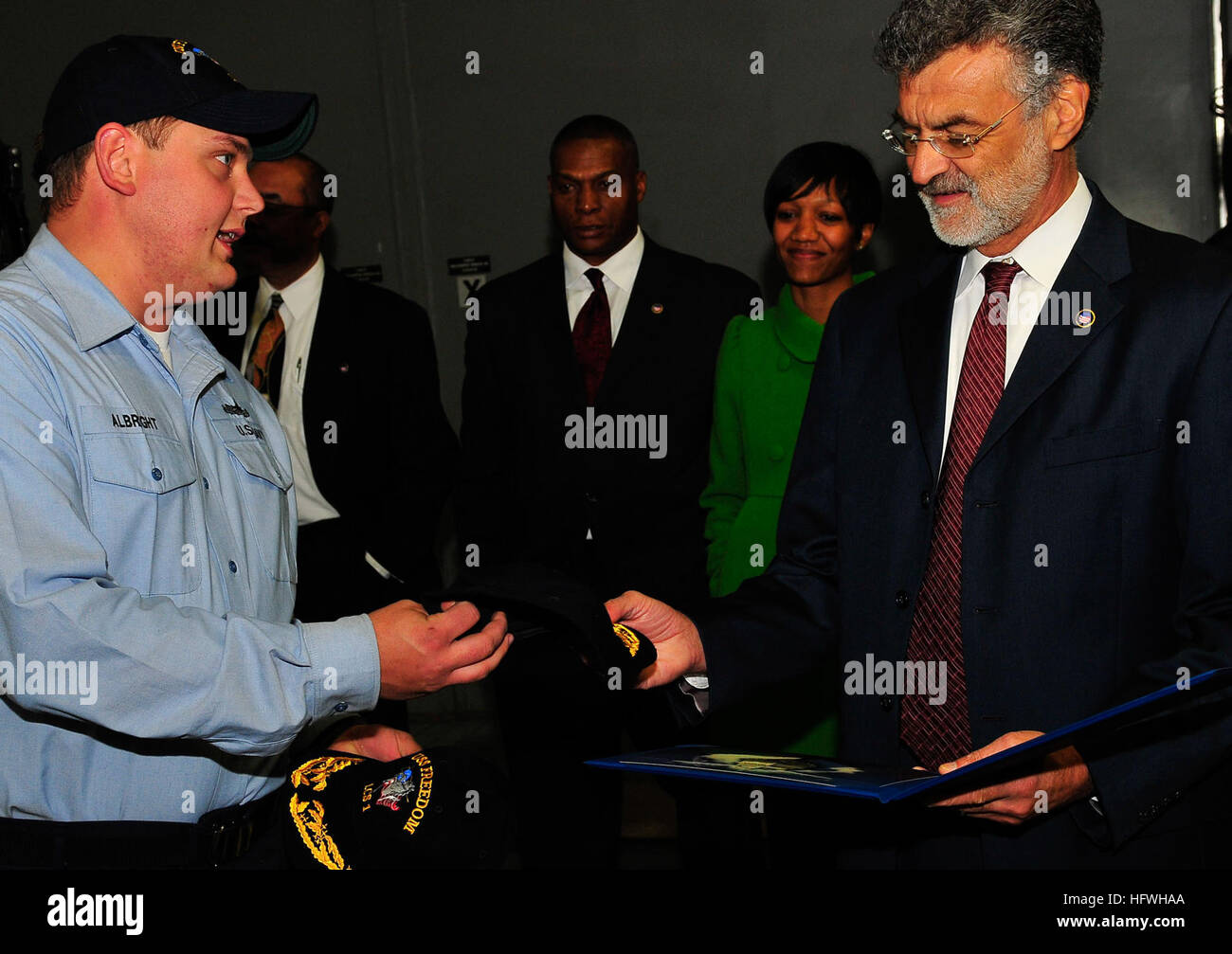 Petty Officer 1st Class Daniel Albright, ein Bewohner von Ohio, die USS Freedom zugewiesen ist, präsentiert eine Freiheit-Kugel-Kappe, Frank G. Jackson, Bürgermeister von Cleveland, bei einem Schiff Board Tour Besuch. Freiheit ist für einen geplanten Hafen-Besuch mit viel mehr Port-Anrufe zu kommen, da das Schiff ihre Reise durch den Eriesee, Ontariosee, die St.-Lorenz-Seeweg und entlang der Atlantikküste Neuenglands Küste Marine Amphibious Bass Little Creek im Bereich Hampton Roads in Virginia weiterhin in Cleveland. USS Freedom Hafen besuchen in Cleveland DVIDS128568 Stockfoto