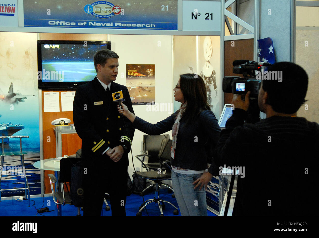 081201-N-7676W-021 VALPARAISO, Chile (2. Dezember 2008) Lt. Taniel Anderson, Office of Naval Research, Reserve Programm 38, ist auf dem globalen ONR (ONRG) stand vor dem Start des 6. internationalen Marine Ausstellung und Konferenz für Lateinamerika, EXPONAVAL 2008 für UCV Fernsehen interviewt. ONRG fördert die Wissenschaft und Technologie-Zusammenarbeit zwischen den Vereinigten Staaten und Forscher auf der ganzen Welt. (US Navy Foto von John F. Williams/freigegeben) US Navy 081201-N-7676W-021 Lt. Taniel Anderson ist für das UCV Fernsehen interviewt Stockfoto