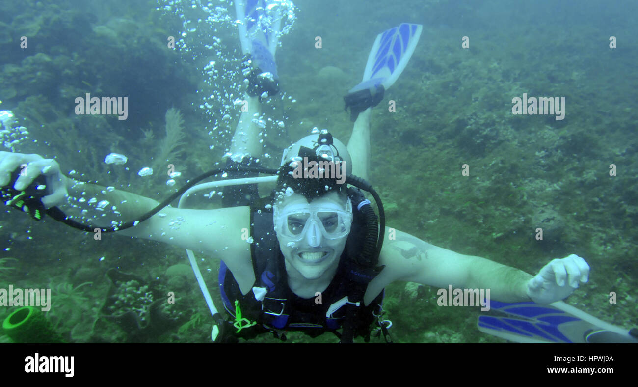 Charles James Shaffer schwimmt durch das Wasser während seinen ersten Tauchgang der Zertifizierung im Rahmen des Programms Soldaten Unternehmen Behinderte Scuba. Das Programm lehrt deaktiviert und verletzt sich erholenden Veteranen wie Tauchen. Joint Task Force Guantanamo Soldaten freiwillig ihre Zeit zur Teilnahme an des BLUBBER-Besuchs.  JTF Guantanamo führt sicher, humane, rechtliche und transparente Pflege und Obhut von Festgenommenen feindlichen Kämpfern, darunter Militärkommission und die verurteilten bestellt freigegeben. Die JTF führt Intelligenzansammlung, Analyse und Verbreitung für den Schutz der Häftling Stockfoto