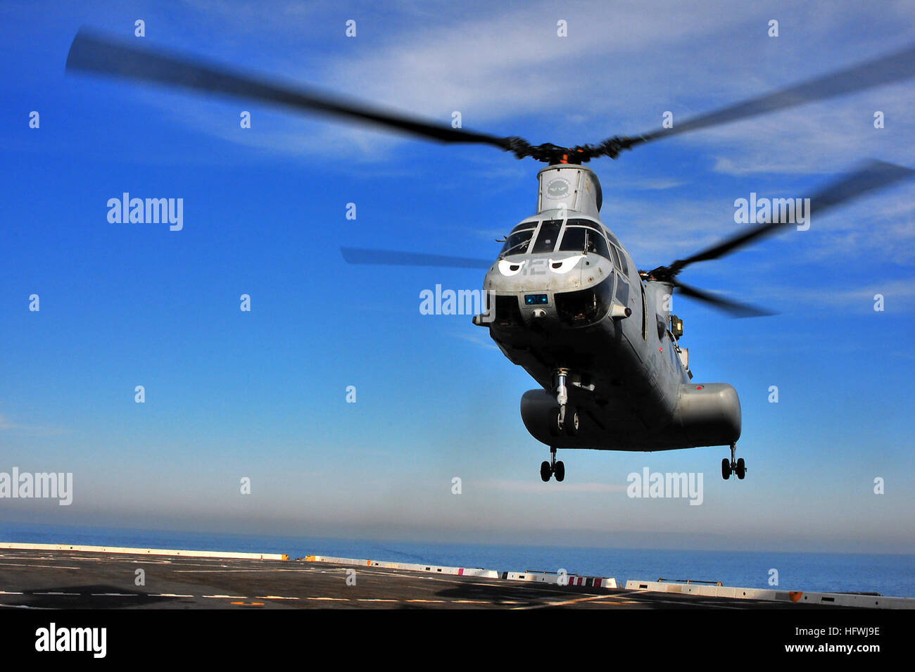 081206-N-4774B-121 Pazifik (6. Dezember 2008) landet ein Marine CH-46E Hubschrauber zugewiesen, die "bösen Augen" der Marine Medium Helicopter Squadron (HMM) 163 (Lauf) an Bord der amphibischen Transportschiff der Dock USS New Orleans (LPD-18). New Orleans ist auf eine Zertifizierung Übung als Teil der Boxer Expeditionary Strike Group in Vorbereitung auf eine bevorstehende Bereitstellung. (Foto: U.S. Navy Mass Communication Specialist 2. Klasse Daniel Barker/freigegeben) US Marine 081206-N-4774B-121 A Marine CH-46E Hubschrauber zugewiesen die Stockfoto