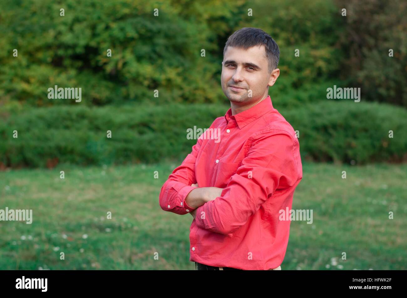 Porträt eines jungen Mannes im park Stockfoto