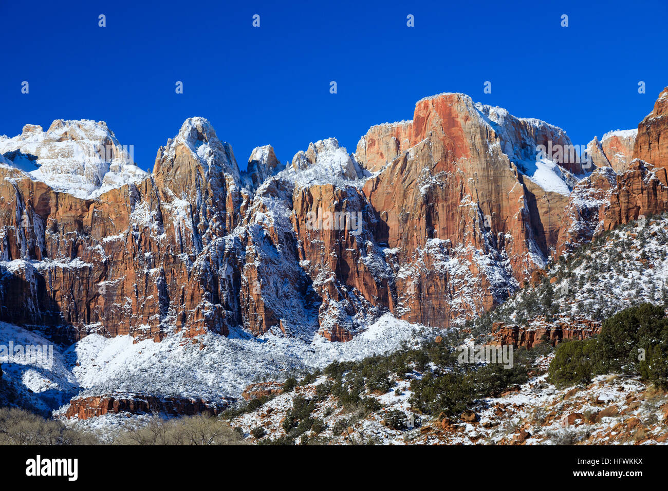 Die majestätischen Klippen im Bereich "Tempel und Türme" des Zion National Park in der Nähe von Springdale, Utah, USA, mit einer Bedeckung von Schnee. Stockfoto