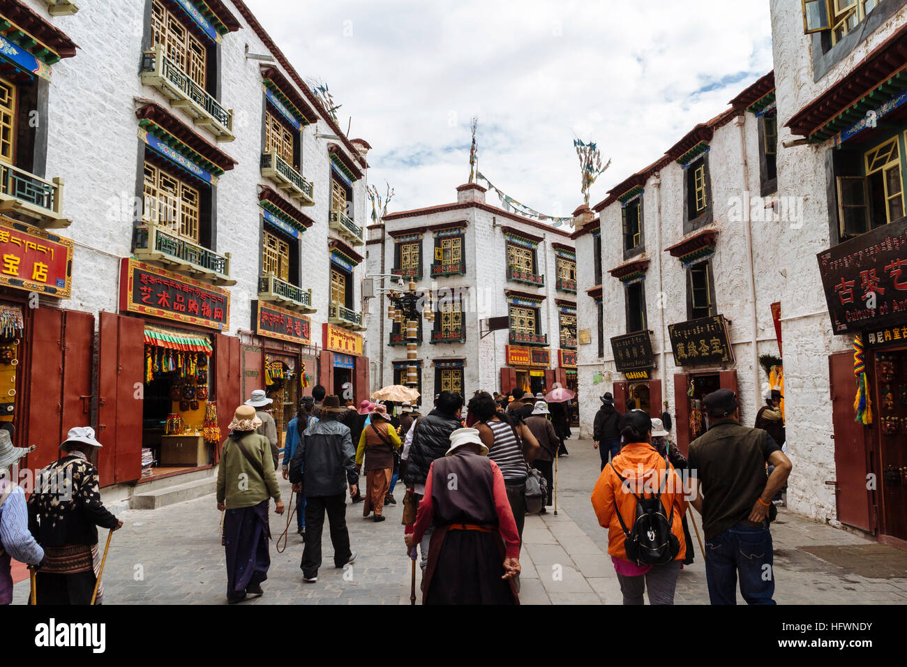 Lhasa, Tibet, China - die Ansicht im Barkhor Street in der Tageszeit. Stockfoto