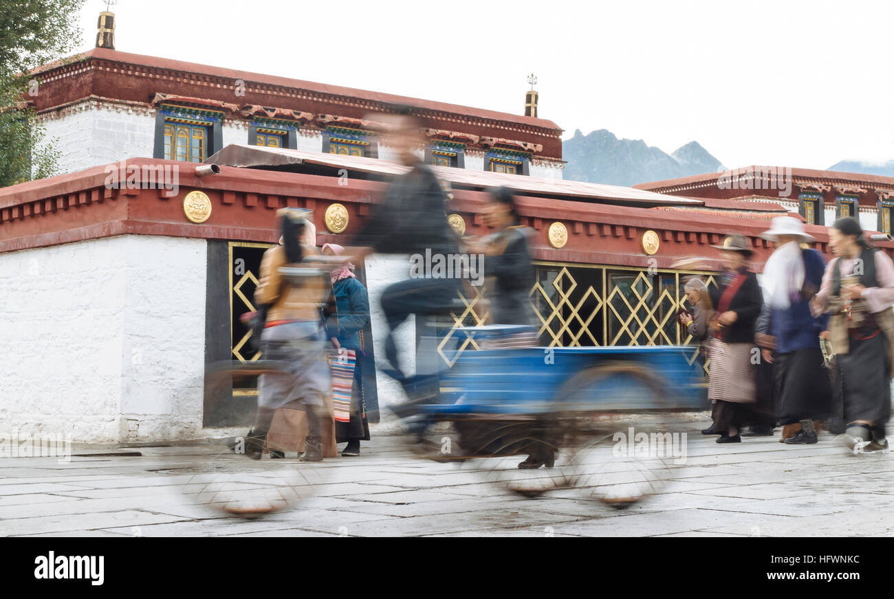 Lhasa, Tibet - die Ansicht vieler Pilger am Jokhang Temple Square in der Tageszeit. Stockfoto