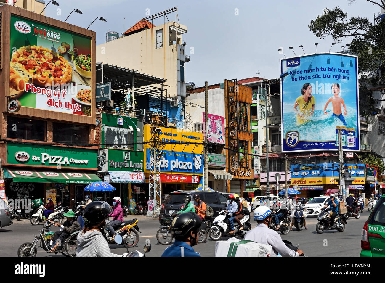 Rush Hour Pendler Auto taxis Motorroller Motorräder Pham Viet Chanh Straße - Nga Sau Cong Hoa Ho Chi Minh City (Saigon), Vietnam Stockfoto