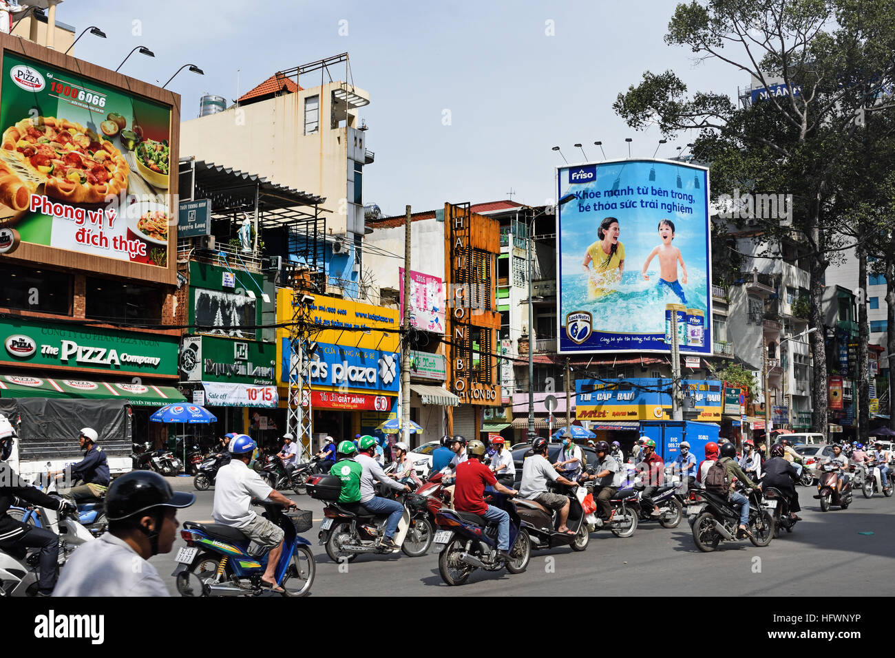 Rush Hour Pendler Auto taxis Motorroller Motorräder Pham Viet Chanh Straße - Nga Sau Cong Hoa Ho Chi Minh City (Saigon), Vietnam Stockfoto