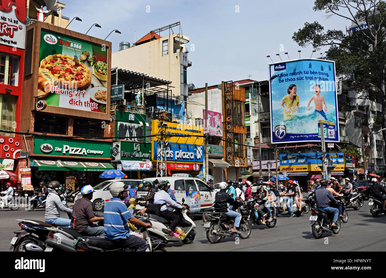 Rush Hour Pendler Auto taxis Motorroller Motorräder Pham Viet Chanh Straße - Nga Sau Cong Hoa Ho Chi Minh City (Saigon), Vietnam Stockfoto