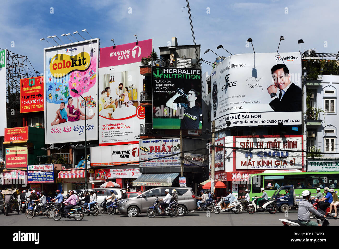 Rush Hour Pendler Auto taxis Motorroller Motorräder Pham Viet Chanh Straße - Nga Sau Cong Hoa Ho Chi Minh City (Saigon), Vietnam Stockfoto