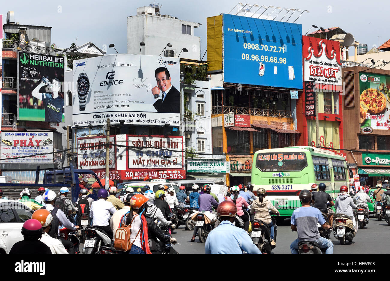 Rush Hour Pendler Auto taxis Motorroller Motorräder Pham Viet Chanh Straße - Nga Sau Cong Hoa Ho Chi Minh City (Saigon), Vietnam Stockfoto