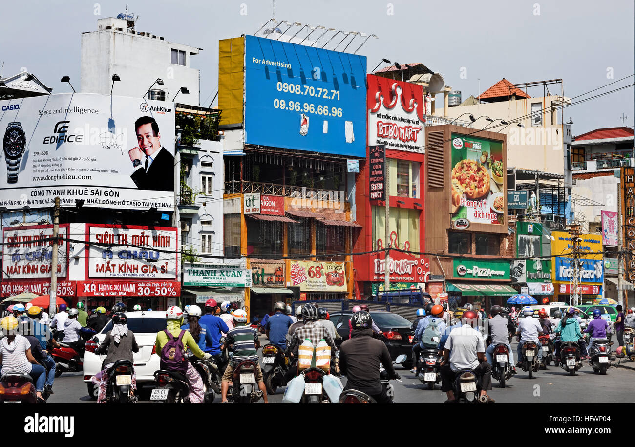 Rush Hour Pendler Auto taxis Motorroller Motorräder Pham Viet Chanh Straße - Nga Sau Cong Hoa Ho Chi Minh City (Saigon), Vietnam Stockfoto