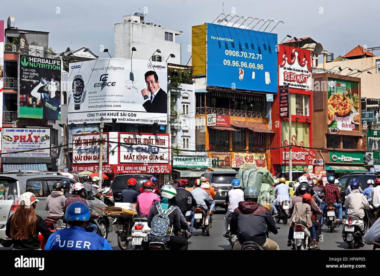 Rush Hour Pendler Auto taxis Motorroller Motorräder Pham Viet Chanh Straße - Nga Sau Cong Hoa Ho Chi Minh City (Saigon), Vietnam Stockfoto