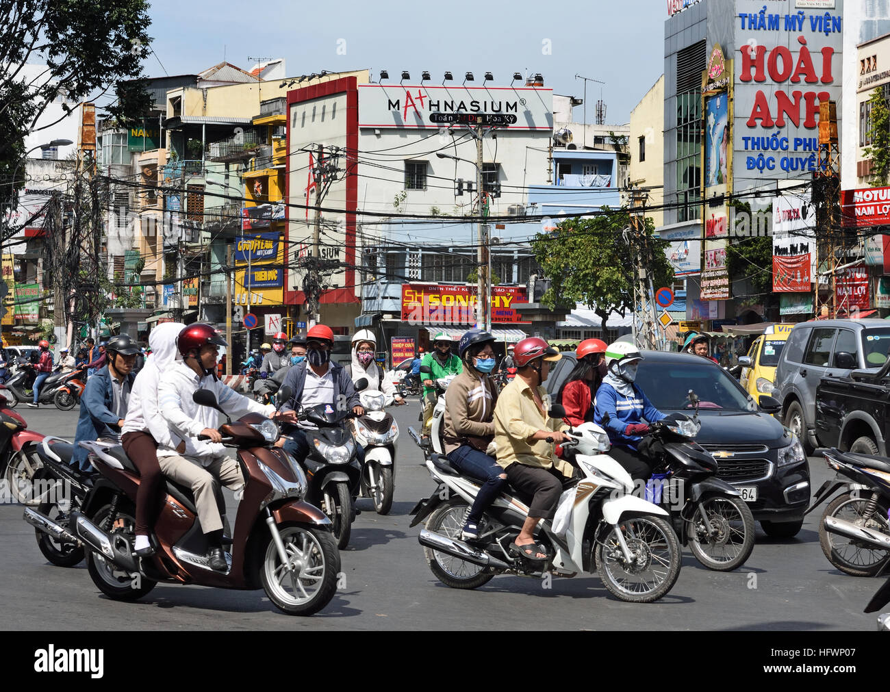 Rush Hour Pendler Auto taxis Motorroller Motorräder Pham Viet Chanh Straße - Nga Sau Cong Hoa Ho Chi Minh City (Saigon), Vietnam Stockfoto