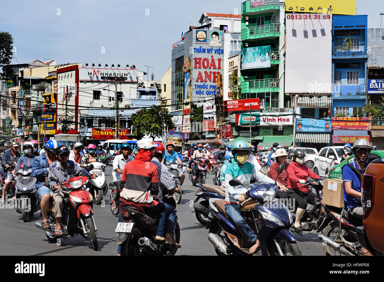 Rush Hour Pendler Auto taxis Motorroller Motorräder Pham Viet Chanh Straße - Nga Sau Cong Hoa Ho Chi Minh City (Saigon), Vietnam Stockfoto