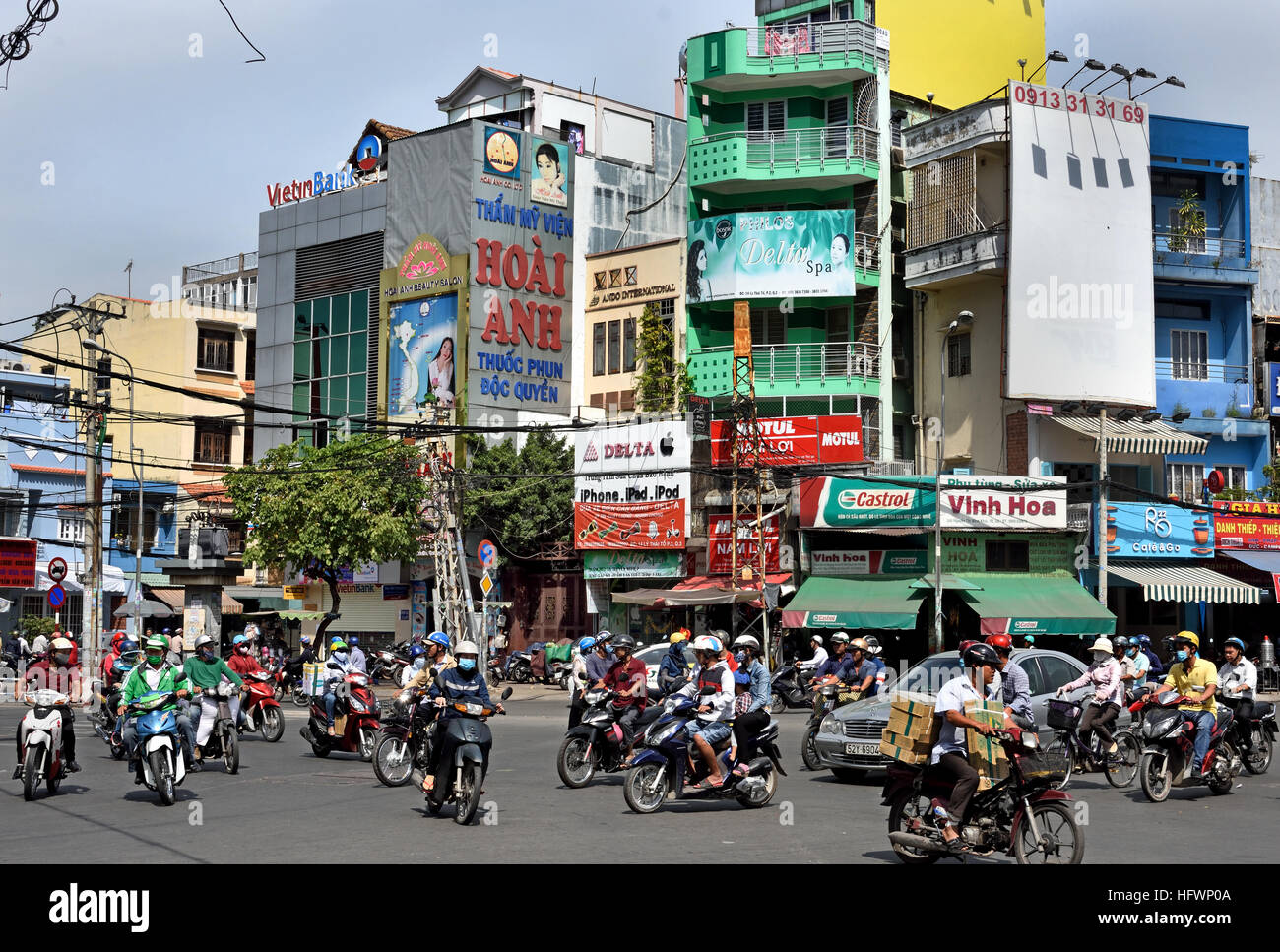 Rush Hour Pendler Auto taxis Motorroller Motorräder Pham Viet Chanh Straße - Nga Sau Cong Hoa Ho Chi Minh City (Saigon), Vietnam Stockfoto
