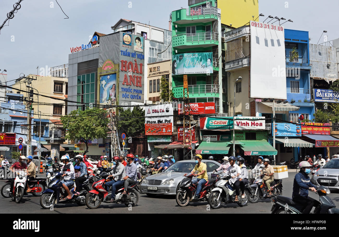 Rush Hour Pendler Auto taxis Motorroller Motorräder Pham Viet Chanh Straße - Nga Sau Cong Hoa Ho Chi Minh City (Saigon), Vietnam Stockfoto