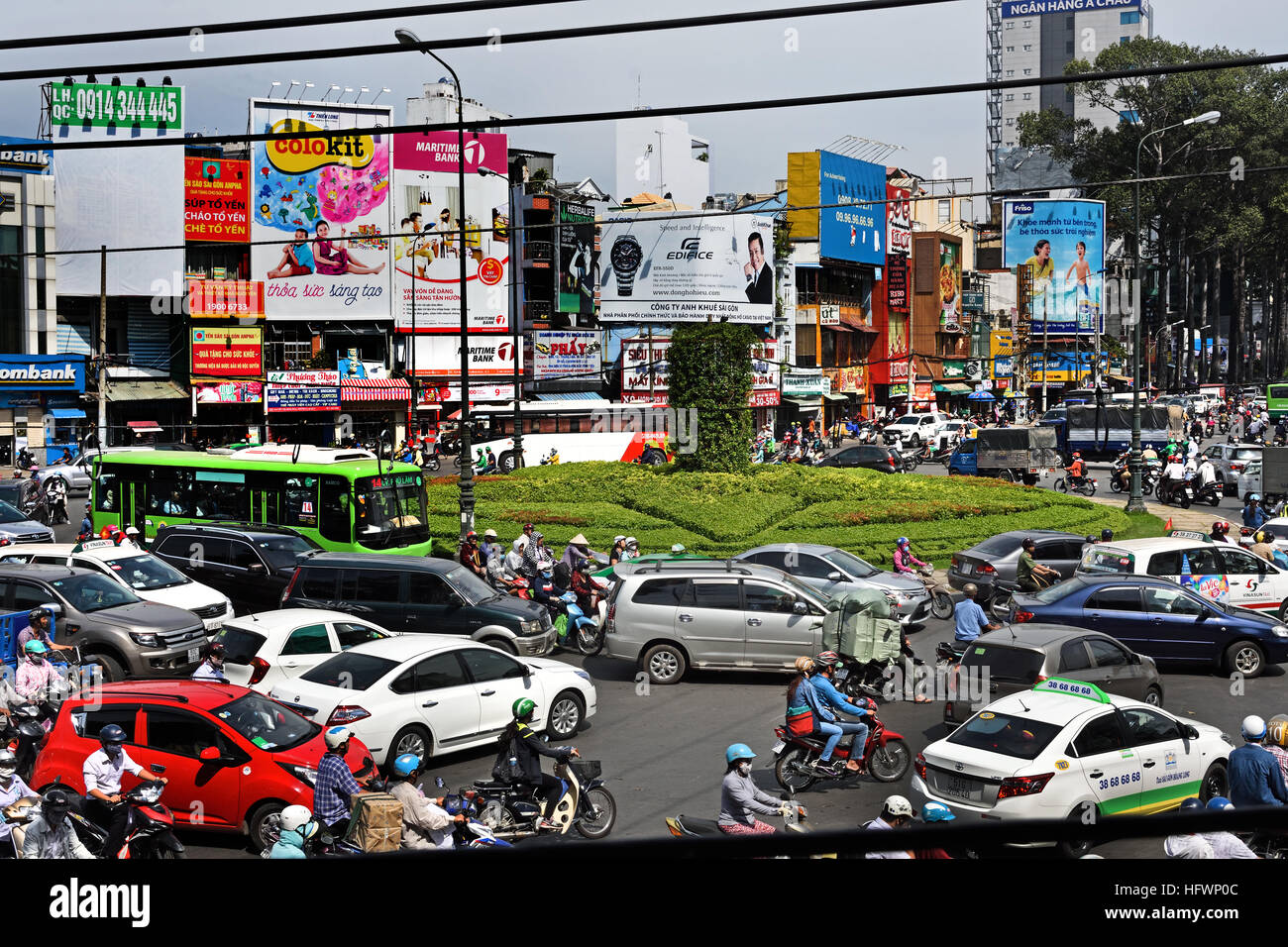 Rush Hour Pendler Auto taxis Motorroller Motorräder Pham Viet Chanh Straße - Nga Sau Cong Hoa Ho Chi Minh City (Saigon), Vietnam Stockfoto
