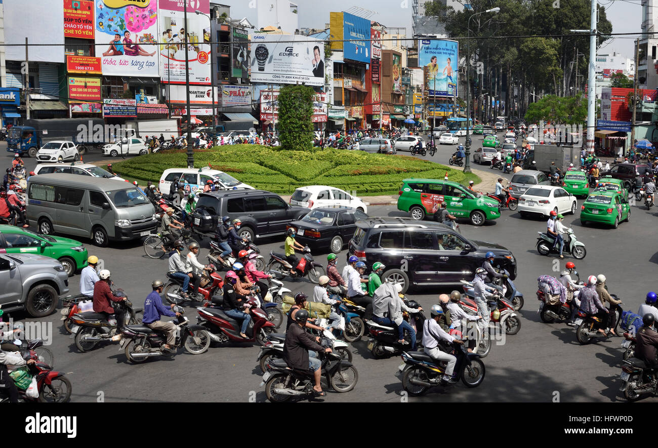 Rush Hour Pendler Auto taxis Motorroller Motorräder Pham Viet Chanh Straße - Nga Sau Cong Hoa Ho Chi Minh City (Saigon), Vietnam Stockfoto