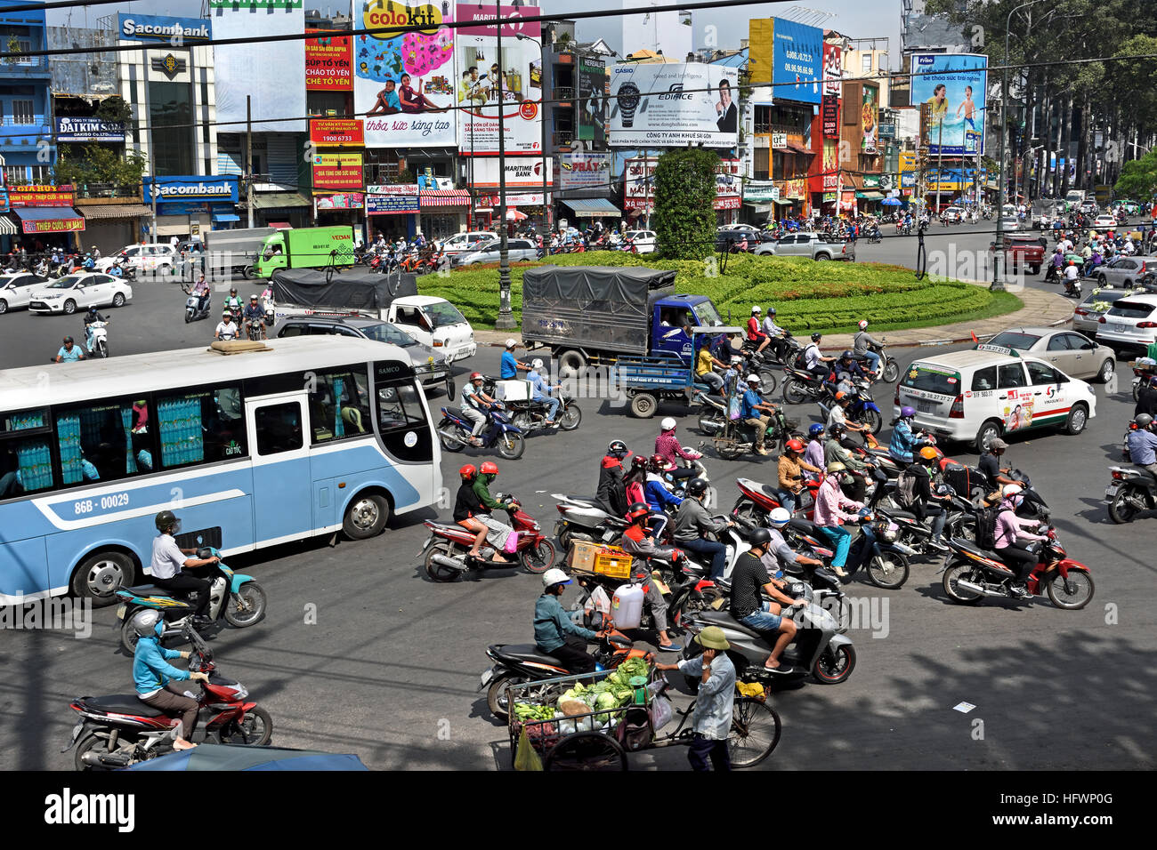 Rush Hour Pendler Auto taxis Motorroller Motorräder Pham Viet Chanh Straße - Nga Sau Cong Hoa Ho Chi Minh City (Saigon), Vietnam Stockfoto
