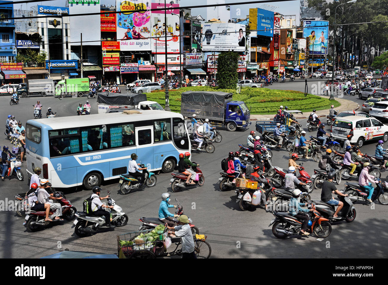 Rush Hour Pendler Auto taxis Motorroller Motorräder Pham Viet Chanh Straße - Nga Sau Cong Hoa Ho Chi Minh City (Saigon), Vietnam Stockfoto