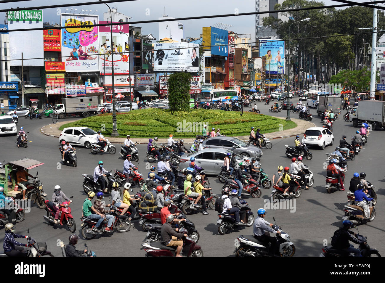 Rush Hour Pendler Auto taxis Motorroller Motorräder Pham Viet Chanh Straße - Nga Sau Cong Hoa Ho Chi Minh City (Saigon), Vietnam Stockfoto