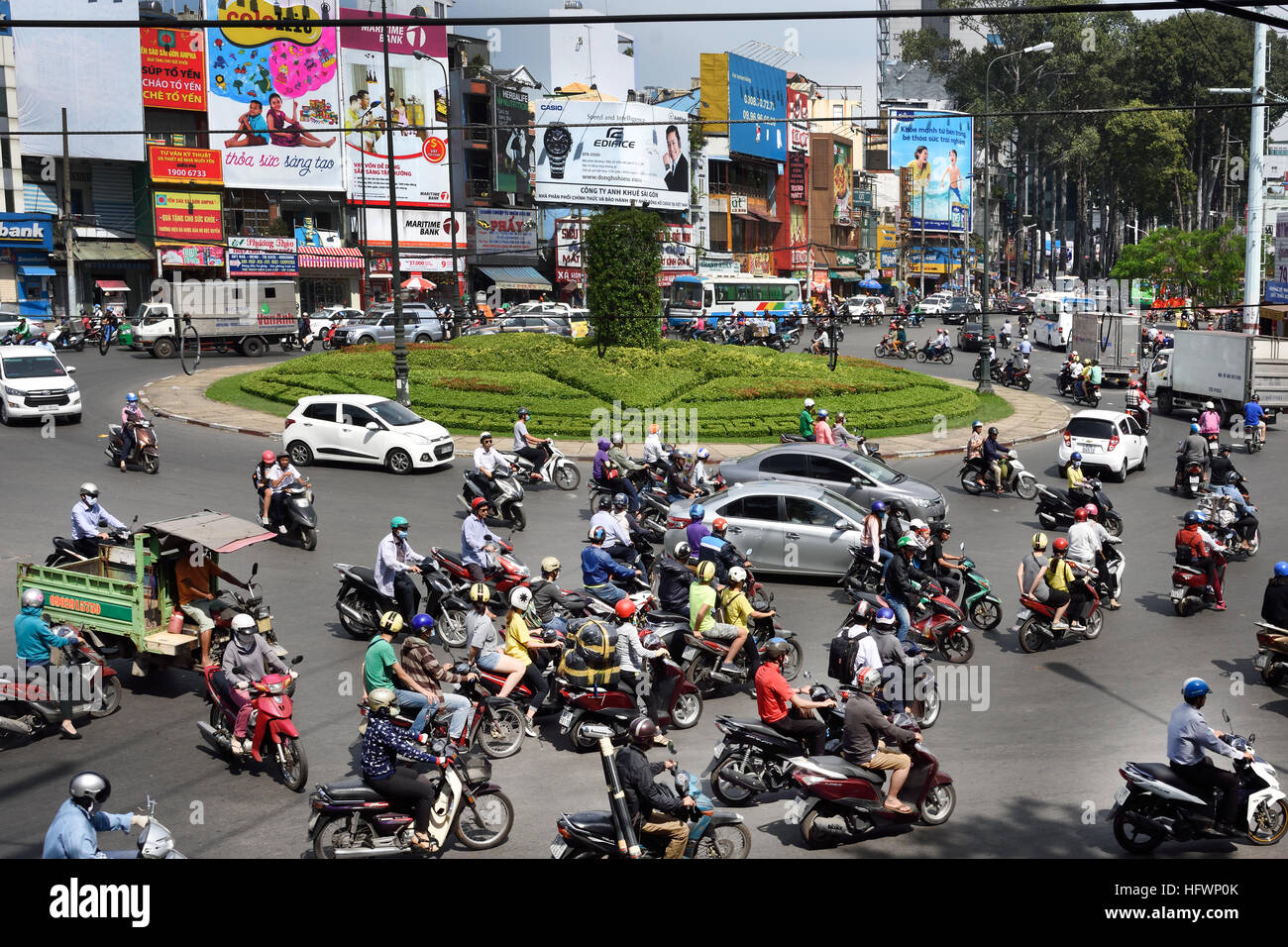 Rush Hour Pendler Auto taxis Motorroller Motorräder Pham Viet Chanh Straße - Nga Sau Cong Hoa Ho Chi Minh City (Saigon), Vietnam Stockfoto