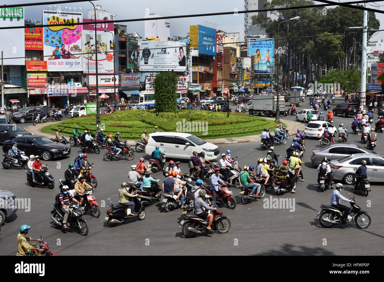 Rush Hour Pendler Auto taxis Motorroller Motorräder Pham Viet Chanh Straße - Nga Sau Cong Hoa Ho Chi Minh City (Saigon), Vietnam Stockfoto