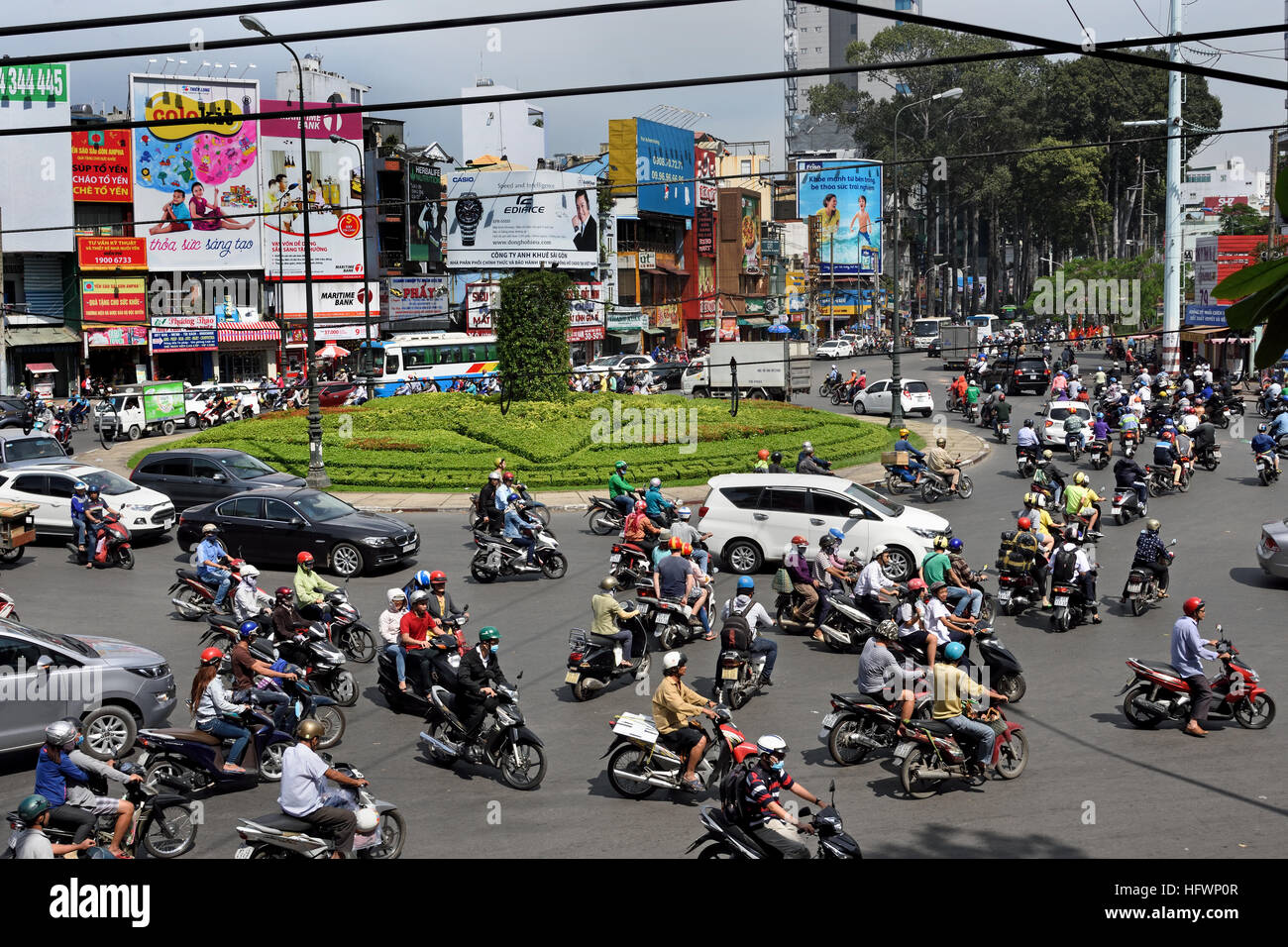 Rush Hour Pendler Auto taxis Motorroller Motorräder Pham Viet Chanh Straße - Nga Sau Cong Hoa Ho Chi Minh City (Saigon), Vietnam Stockfoto