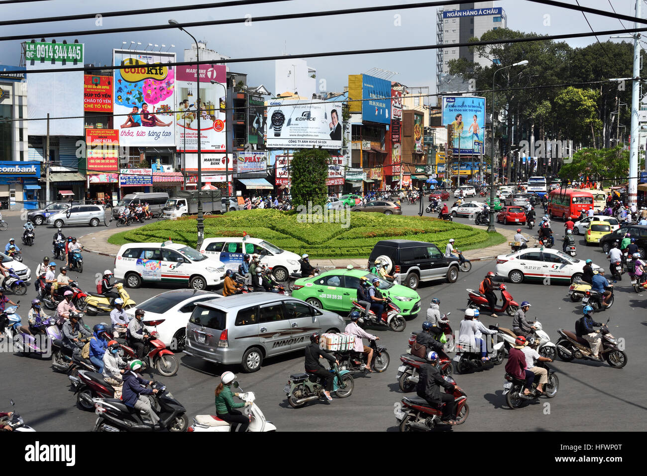 Rush Hour Pendler Auto taxis Motorroller Motorräder Pham Viet Chanh Straße - Nga Sau Cong Hoa Ho Chi Minh City (Saigon), Vietnam Stockfoto