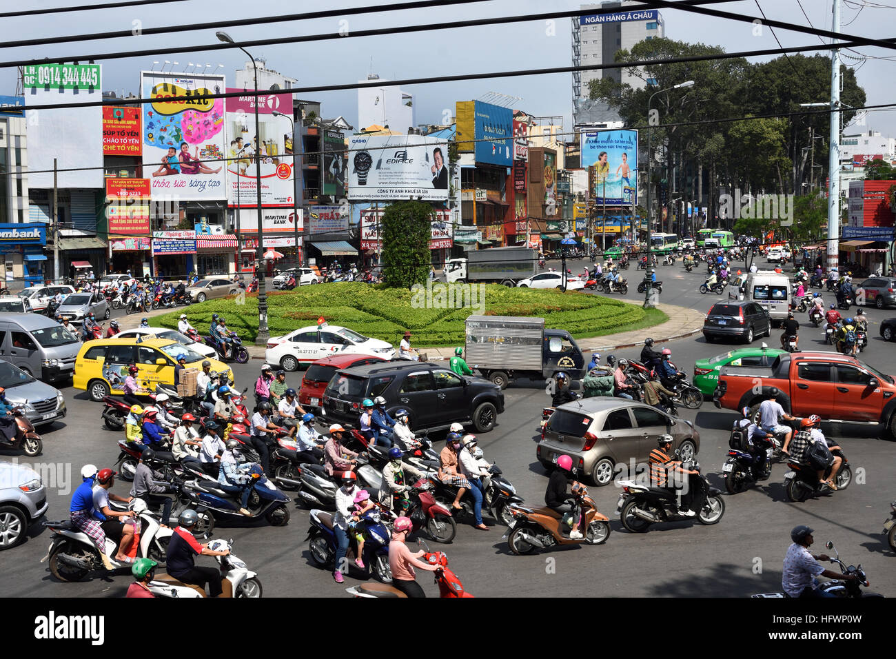 Rush Hour Pendler Auto taxis Motorroller Motorräder Pham Viet Chanh Straße - Nga Sau Cong Hoa Ho Chi Minh City (Saigon), Vietnam Stockfoto