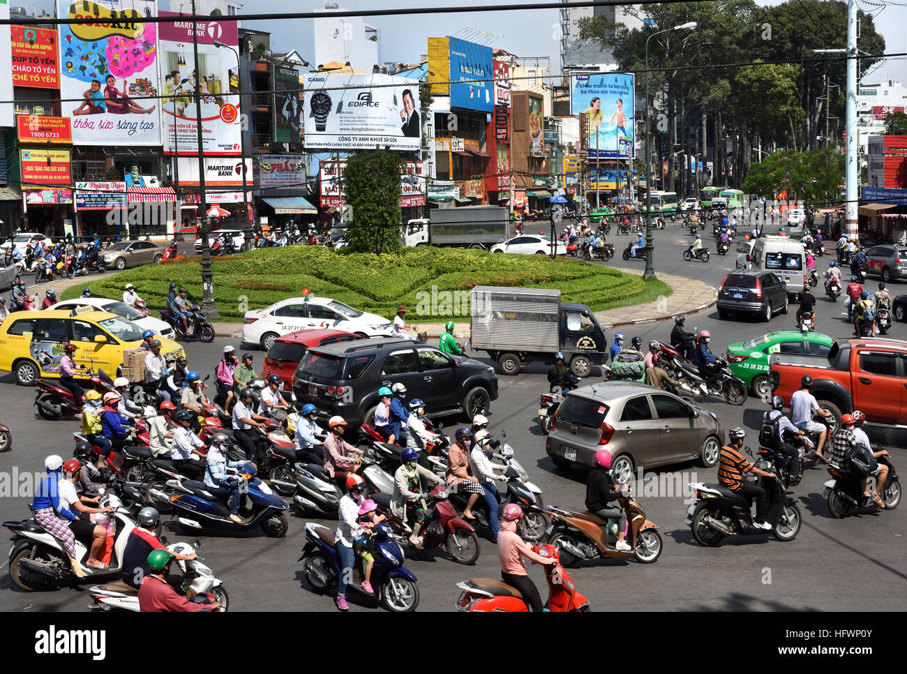 Rush Hour Pendler Auto taxis Motorroller Motorräder Pham Viet Chanh Straße - Nga Sau Cong Hoa Ho Chi Minh City (Saigon), Vietnam Stockfoto