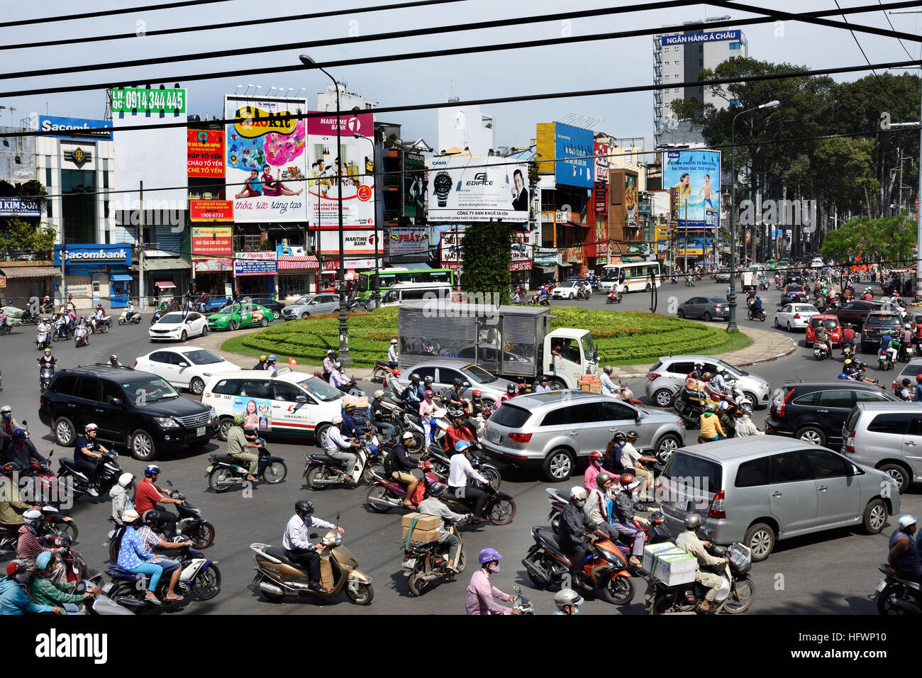 Rush Hour Pendler Auto taxis Motorroller Motorräder Pham Viet Chanh Straße - Nga Sau Cong Hoa Ho Chi Minh City (Saigon), Vietnam Stockfoto