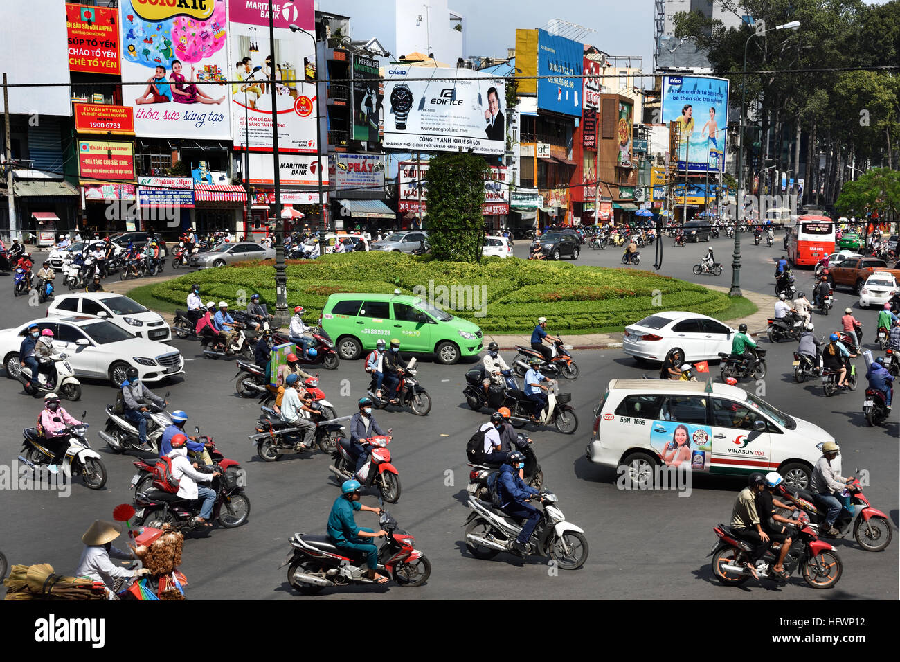 Rush Hour Pendler Auto taxis Motorroller Motorräder Pham Viet Chanh Straße - Nga Sau Cong Hoa Ho Chi Minh City (Saigon), Vietnam Stockfoto