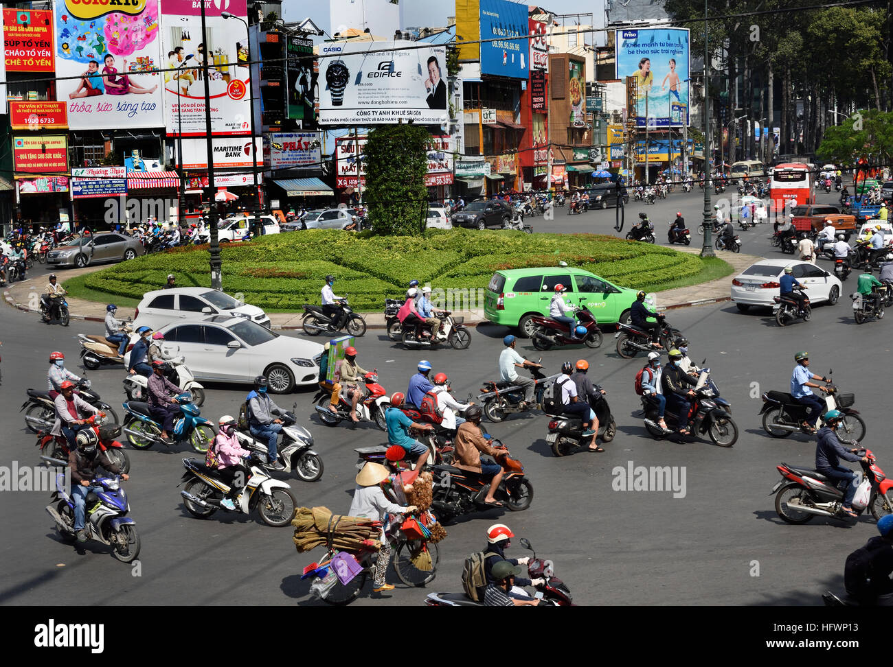 Rush Hour Pendler Auto taxis Motorroller Motorräder Pham Viet Chanh Straße - Nga Sau Cong Hoa Ho Chi Minh City (Saigon), Vietnam Stockfoto