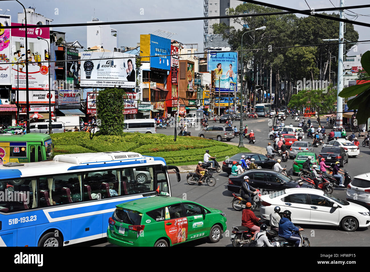 Rush Hour Pendler Auto taxis Motorroller Motorräder Pham Viet Chanh Straße - Nga Sau Cong Hoa Ho Chi Minh City (Saigon), Vietnam Stockfoto