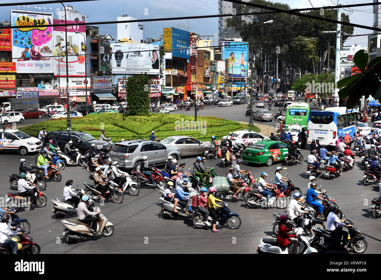Rush Hour Pendler Auto taxis Motorroller Motorräder Pham Viet Chanh Straße - Nga Sau Cong Hoa Ho Chi Minh City (Saigon), Vietnam Stockfoto