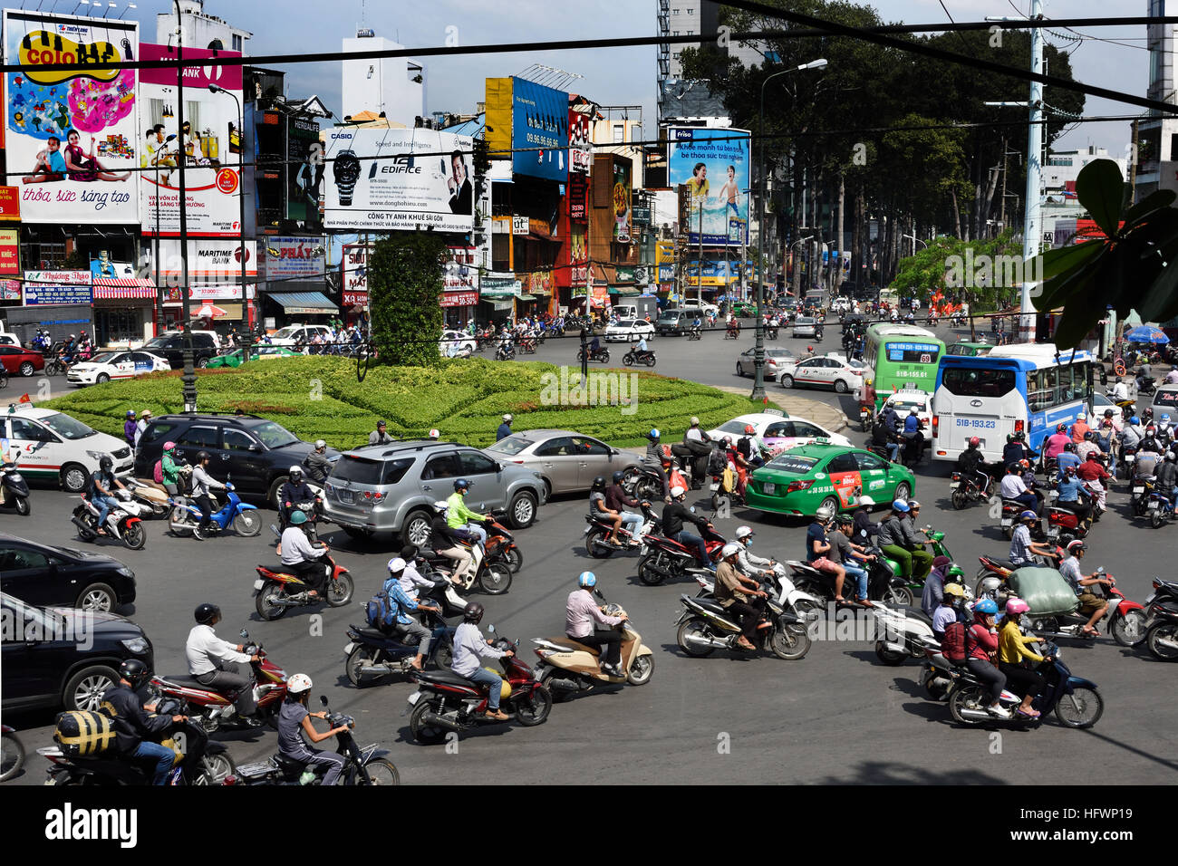 Rush Hour Pendler Auto taxis Motorroller Motorräder Pham Viet Chanh Straße - Nga Sau Cong Hoa Ho Chi Minh City (Saigon), Vietnam Stockfoto