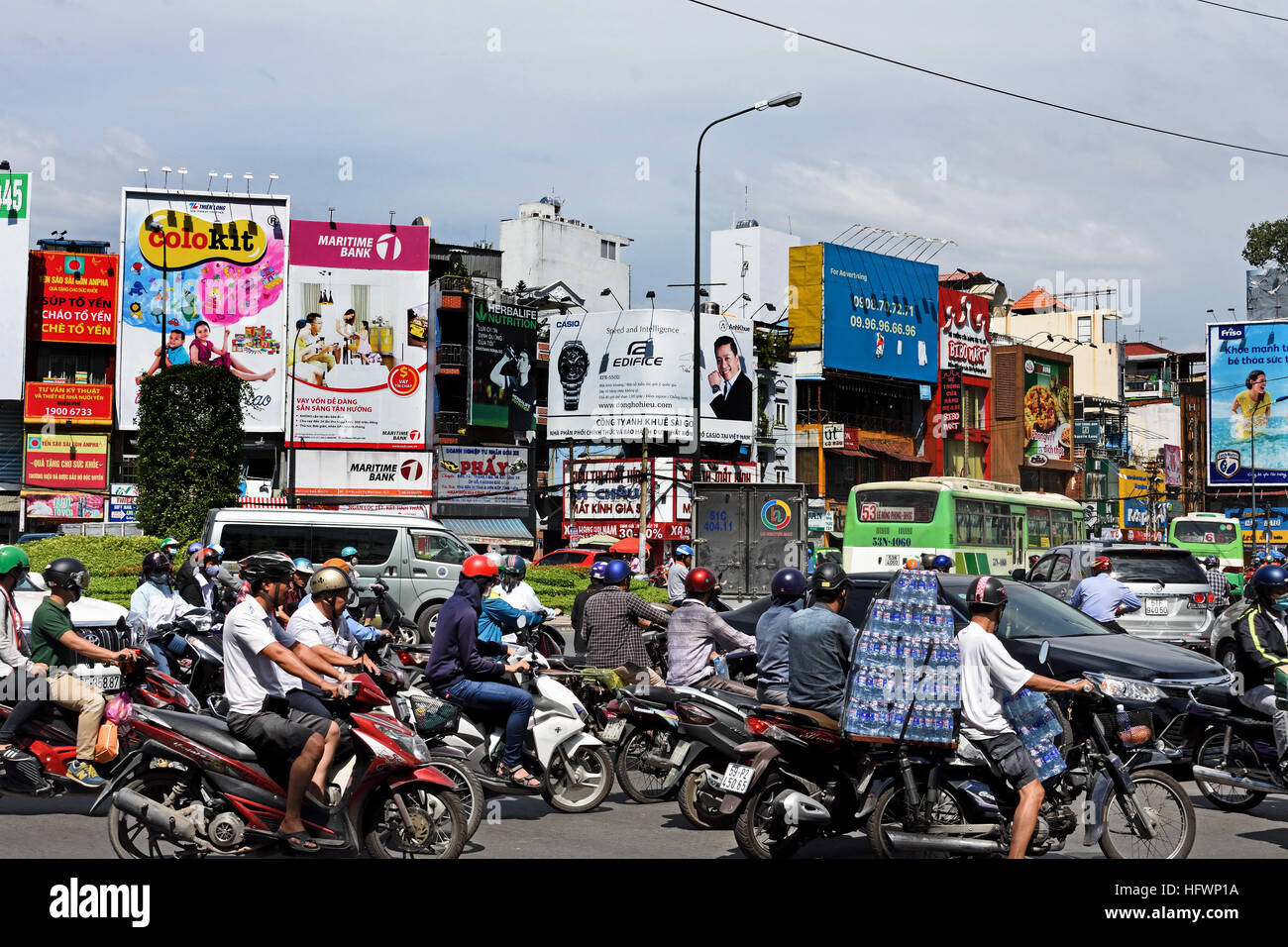 Rush Hour Pendler Auto taxis Motorroller Motorräder Pham Viet Chanh Straße - Nga Sau Cong Hoa Ho Chi Minh City (Saigon), Vietnam Stockfoto